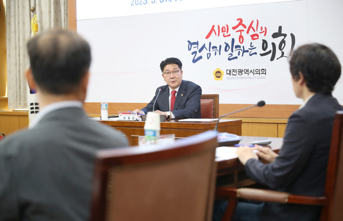 송활섭 대전시의회 의원이 31일 대전시의회 소통실에서 ‘원도심 활성화를 위한 도시재생 정책토론회’를 개최했다.(사진=대전시의회)