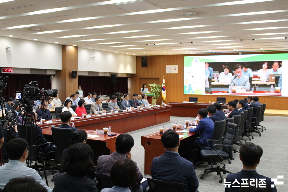 도는 1일 도청 대회의실에서 홍성·예산군과 ‘내포신도시 홍예공원 명품화 사업 추진을 위한 업무협약’을 맺고 2025년 상반기 완성을 다짐했다.(사진=박성민기자)
