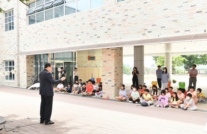 천북초등학교 개교일을 맞아 강연하는 박상모 의장.(사진= 보령시의회)