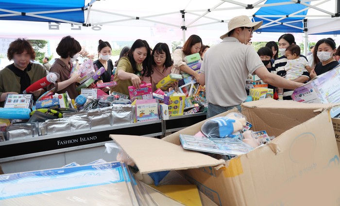 대전 동구는 1일 구청 1층 광장에서 더불어 사는 지역사회 분위기를 확산하고 어려운 사회취약계층을 돕기 위해 ‘동구와 함께 하는 사랑나눔바자회’를 개최했다.(사진=동구)