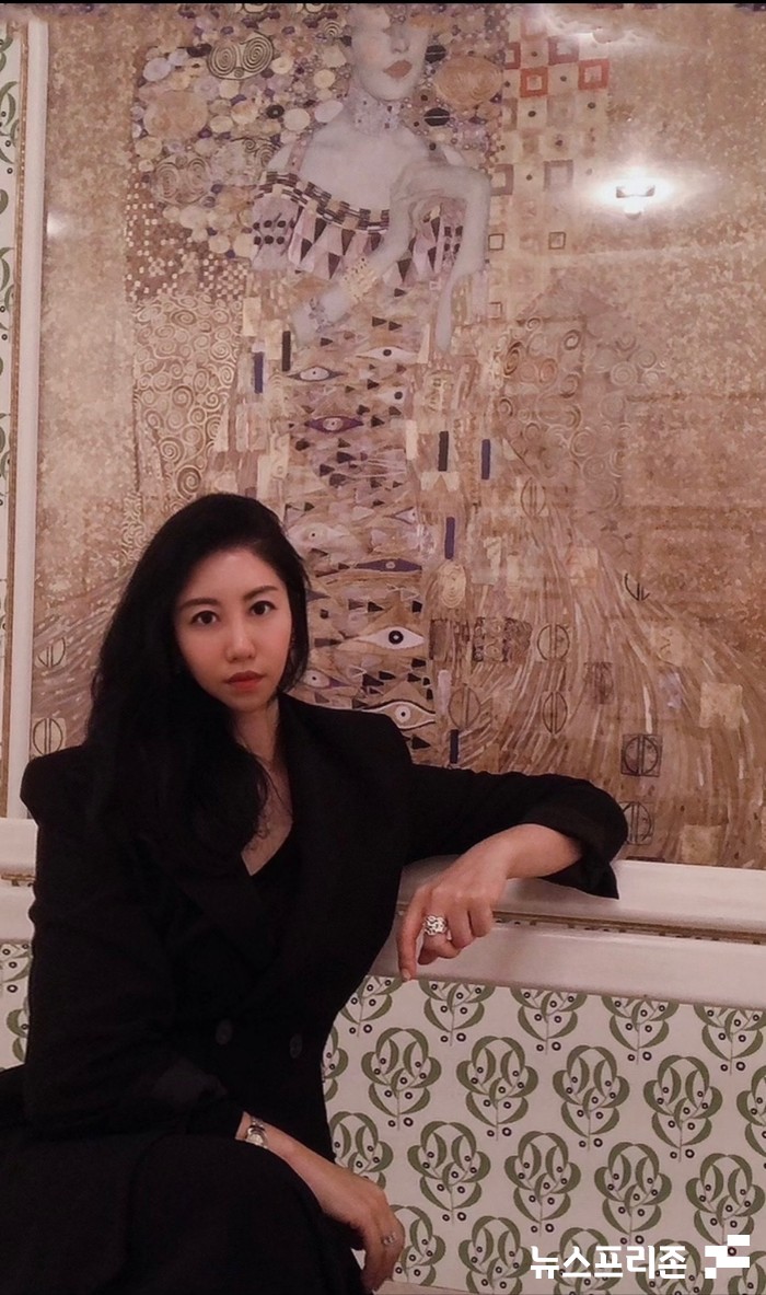 뉴욕 노이에 미술관의 구스타프 클림트의 '아델 블로흐 바우어'라는 작품 앞에서 포즈를 취한 ‘나하나’ 저자