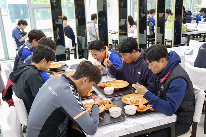 학생들이 천 원의 아침밥을 먹고 있다.(사진=경일대)