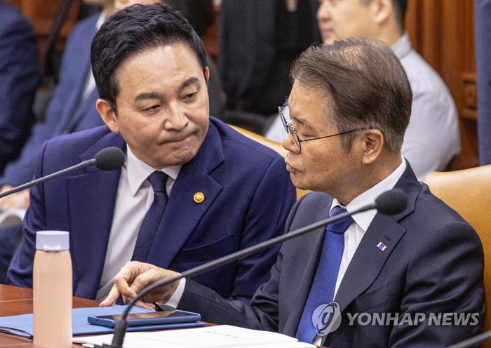 원희룡 국토교통부 장관(왼쪽)과 이정식 고용노동부 장관이 2일 오전 서울 종로구 정부서울청사에서 열린 대외경제 장관회의 및 UAE 투자 협력 위원회에 참석해 회의 시작 전 대화하고 있다.