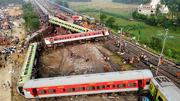 2일 인도 동부 오디샤주에서 발생한 열차 사고 현장.