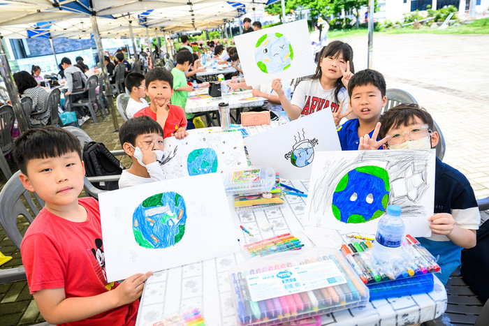 남해군 제28회 환경의 날 행사에서 아이들이 지구환경 지키기 그림을 그렸다.(사진=남해군)