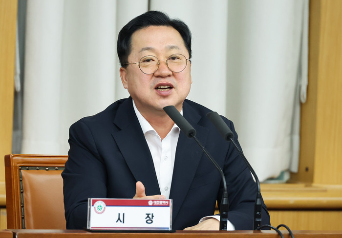 이장우 대전시장이 5일 주재한 확대간부회의의 핵심은 ‘대전만의 정체성 확립과 5개 자치구의 자립도 향상’으로 압축됐다.(사진=대전시)