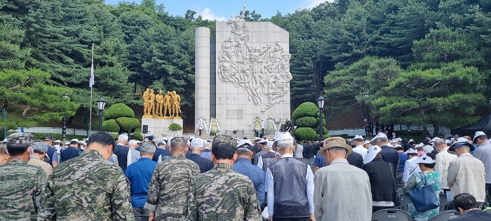 현충일 추념식에서 묵념하는 참석자들 (사진=군포시)