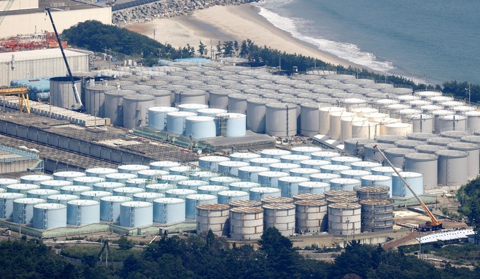 일본 후쿠시마 제1원자력발전소의 오염수 해양 방류가 임박한 가운데 7일 장 초반 수산물 관련 종목들이 강세다.전날 일본 현지 방송에 따르면 도쿄전력은 지난 5일 육지와 바다 양쪽에서 후쿠시마 오염수 방류에 사용하는 해저터널 안으로 약 6천톤(t)의 바닷물을 주입했다.도쿄전력은 이달 말까지 오염수 방류를 위한 모든 공사를 완료할 방침이며 올해 여름부터 실제 방류가 시작될 계획이다.이에 오염수가 바다에 유입되기 전 수산 식품을 사들이려는 수요가 늘어날 것으로 예상돼 관련 종목들이 주목받은 것으로 보인다.