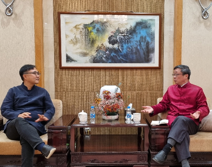 사진2) 중국 천진시가 조성 중인 대규모 스마트 헬스 시티 프로젝트에 한국 측의 참가와 협력을 원한다며 해당 프로젝트를 소개하고 있다.사진3) “중국은 다방면에서 한국과의 우호 협력을 원한다”고 강조하는 상하이 국제문제연구원 원장과의 대담