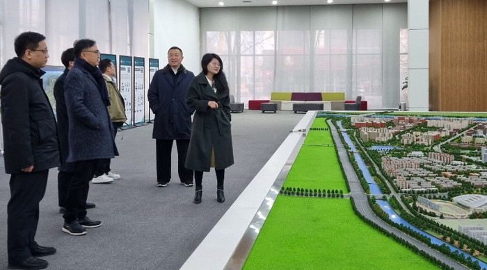 사진2) 중국 천진시가 조성 중인 대규모 스마트 헬스 시티 프로젝트에 한국 측의 참가와 협력을 원한다며 해당 프로젝트를 소개하고 있다.사진3) “중국은 다방면에서 한국과의 우호 협력을 원한다”고 강조하는 상하이 국제문제연구원 원장과의 대담