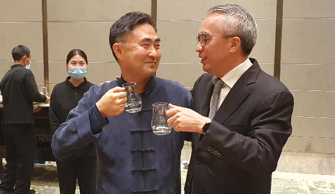 일반적인 상식과 양식을 지닌 합리적인 중국인이라면, 한복은 당연히 한국 것이라고 할 것이다. photo source indianexpress.com사진7) 자신의 손녀가 한국의 한복을 너무 좋아한다는 중국의 한 지자체 부성장 