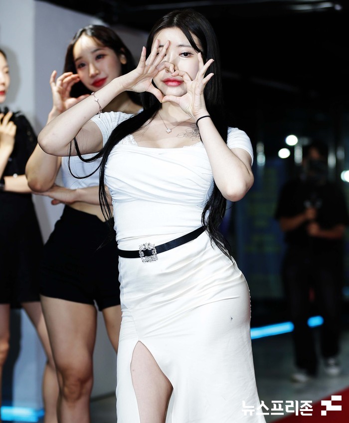 [Nf포토] 민하린, '상큼 손하트 날리며~'(월드섹시백 콘테스트)