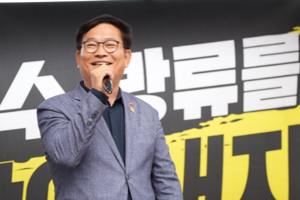 송영길 전 더불어민주당 대표가 ‘윤석열 퇴진’을 촉구하는 좌우중도합작 범국민대회에 참석, 윤석열 정부를 향해 작심발언을 쏟아냈다. 그는 특히 이재명 대표와 민주당 의원들을 향해 법률 위반한 검사들을 탄핵소추하자고 제안했다. (사진=독자 제공)