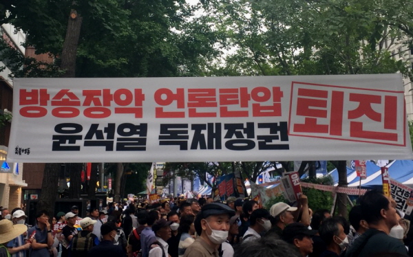 촛불행동은 "서범수 의원이 검경에 촛불행동의 계좌를 뒤지라는 선동을 하고 싶었던 것인지 아니면 검찰로부터 지침을 받아 그렇게 한 것인지는 모르겠으나 윤석열 퇴진, 국힘당 해체를 요구하는 민심이나 제대로 볼 것을 정중히 권고한다"며 서범수 의원에 대한 법적 대응에 들어가겠다고 예고헀다. (사진=고승은 기자)