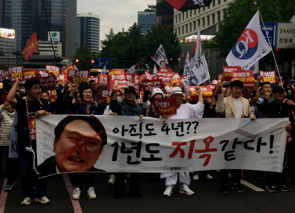 국민의힘 측에서 '윤석열 퇴진, 김건희 특검' 촉구 집회를 매주 토요일 열고 있는 촛불행동을 상대로 "기부금을 불법 모금했다" "1년전 첫 집회 때보다 행사비가 최대 30배까지 늘었다"고 한 데 대해 촛불행동 측은 "음해와 공작이 노골화되고 있다"고 반발하며 법적 대응도 예고하고 나섰다. (사진=고승은 기자)