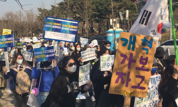 안진걸 소장은 "이낙연계에서 문재인 정부 주요 요직했던 인사들은 대선패배 지방선거 패배하고 총선 불출마선언해야 했다. 당시 '내 탓이요'하면서 정계은퇴 선언해야 한다"라며 "그런데 그걸 이재명 책임으로 몰다가 엄청난 규탄 받은 거다. 그 규탄할 때 이른바 개혁의딸이나 양심의 아들이 나선 것"이라고 강조했다. (사진=고승은 기자)