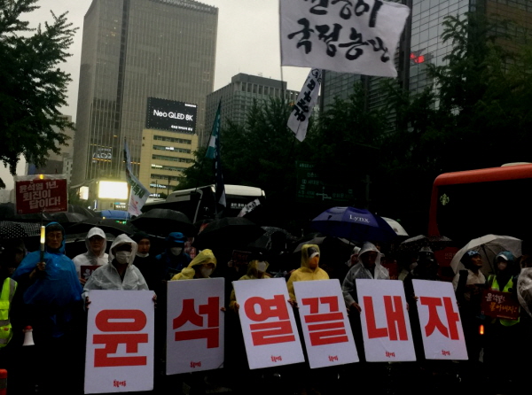 구본기 소장은 "의원님 덕분에 저희 촛불집회가 각 언론사 제목에 '단독'이라는 타이틀을 달고 여러곳에 소개됐다"라며 "처음 촛불집회 규모보다 1천배 이상 늘어난 촛불집회를 두고 의원님은 촛불집회 비용이 30배 늘어난 것이 이해되지 않는다고 멍청한 소리로 모두에게 기쁨을 선사해주셨다. 의원님은 홍보역량은 100점인거 같다"고 거듭 비꼬았다. (사진=고승은 기자)