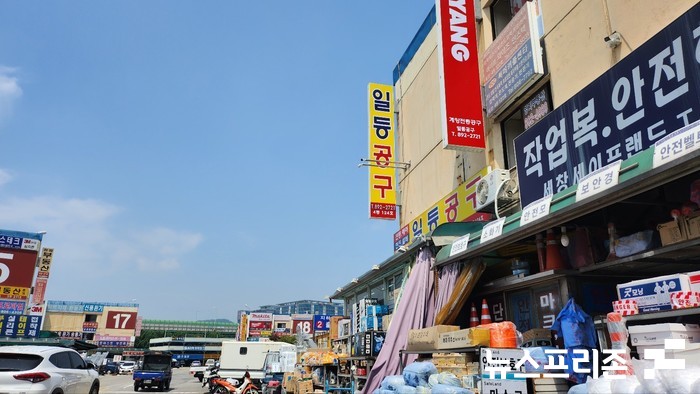 서울 금천구 시흥대로에 있는 시흥유통상가는 산업용품, 기계공구,전기전자,건축건설 등 자재를 판매하는 유통상가인데 6일 기자가 와서 보니 낡은 상점들의 모습에서 35년전 형성된 오래되고 낙후된 유통상가의 모습을 확인할 수 있었다. (사진=김승지 기자)