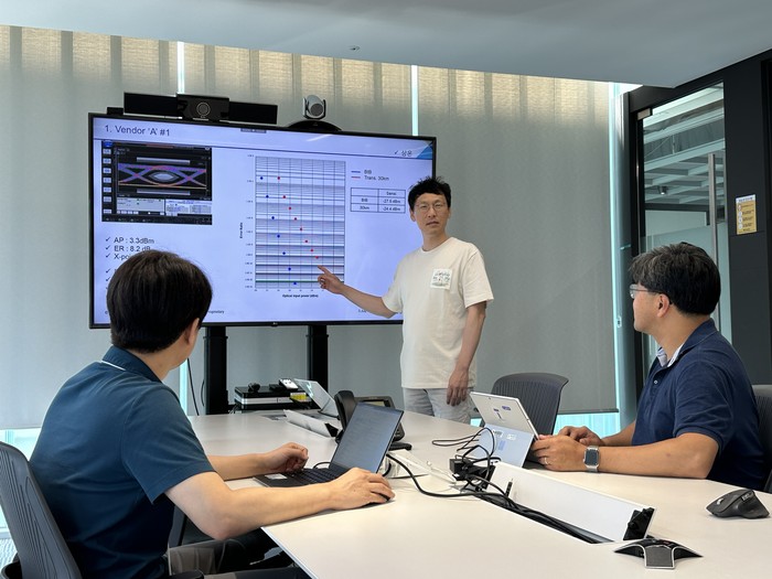 SKT 담당자들이 '프론트홀 고속 전송 가용 파장 확대 기술' 시연 결과를 검토하고 있다. (사진=SK텔레콤)