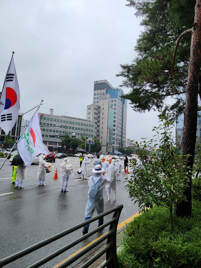 우리공화당 당원들이 대장동 특검과 양평고속도로 국정조사 실시하라고 외치며 행진하고 있다.(사진=독자)