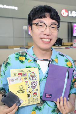 LG유플러스 모델이 업사이클링 제품을 들어보이고 있다. (사진=LG유플러스)