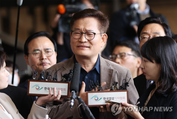 송영길 전 더불어민주당 대표가 취재진들의 질문에 답변하고 있다.(사진=연합뉴스)