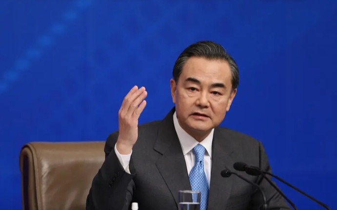 왕이 당시 중국 외교부장이 2014년 3월 8일 '중국의 외교정책과 대외관계'에 대한 내외신 기자들의 질문에 답하고 있다. (사진=런민왕)