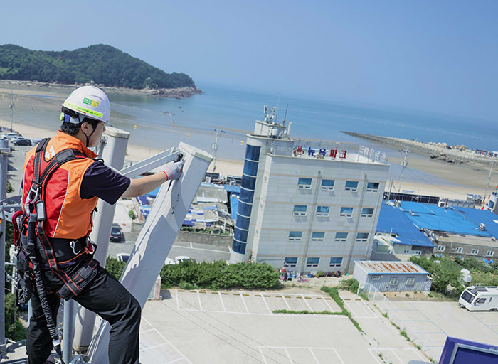 SKT, SK오앤에스 담당자가 여름 휴가철 트래픽 증가에 대비해 을왕리 해수욕장 기지국을 사전 점검하는 모습. (사진=SK텔레콤)