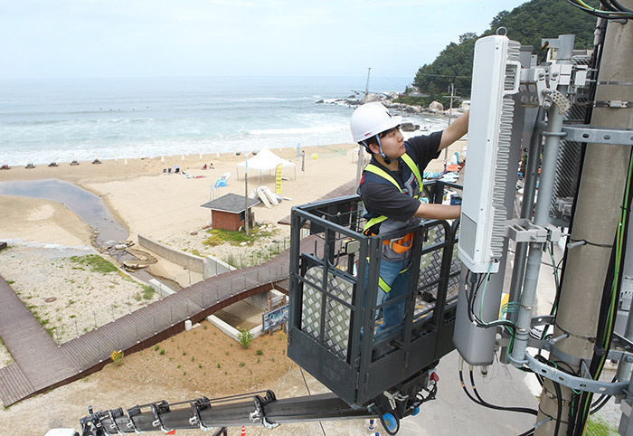 휴가철 트래픽 증가에 대비해 양양 죽도해수욕장 인근에서 KT 통신 기지국을 점검하고 있는 모습. (사진=KT)
