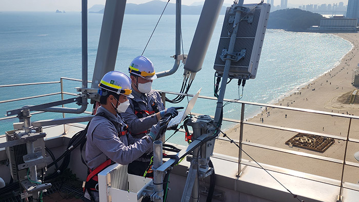 LG유플러스 임직원이 부산 해운대에서 5G 기지국을 점검하는 모습. (사진=LG유플러스)