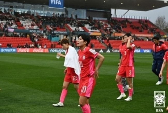 2023 호주-뉴질랜드 FIFA 여자 월드컵 H조 2차전에서 모로코에 패한 한국 선수들이 허탈한 모습으로 경기장을 걸어 나오고 있다. (사진제공:대한축구협회)