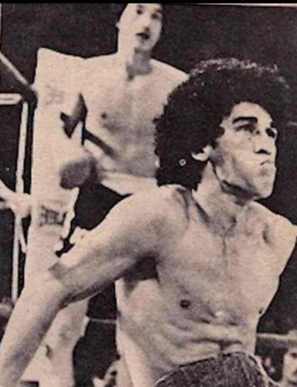 세계타이틀 전에서 챔피언 세라노를 다운시킨 뒤여유로운 모습으로 지켜보고 있는 김태호(왼쪽).