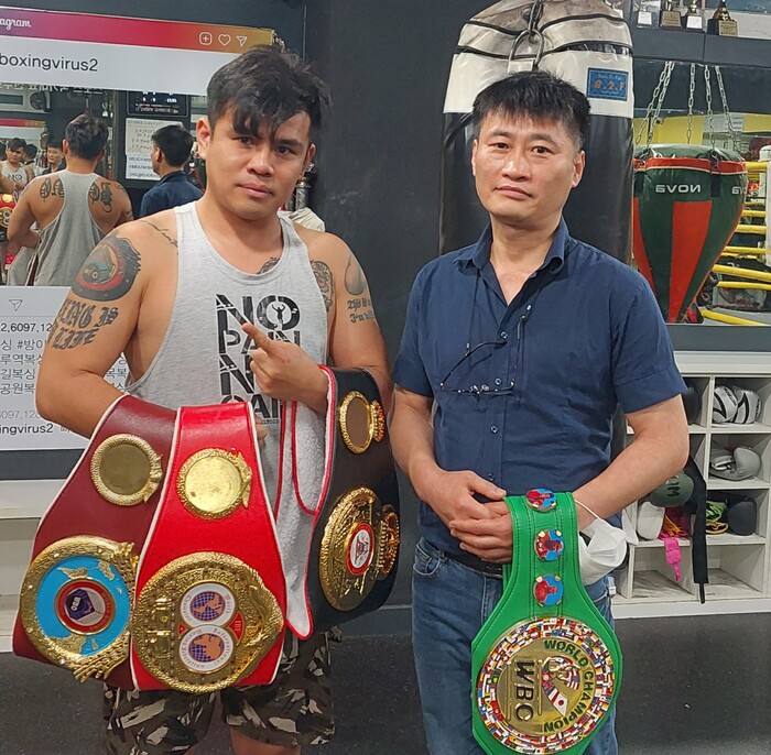 바이러스 체육관에서 김강용 관장과 김설권 부장(우측)