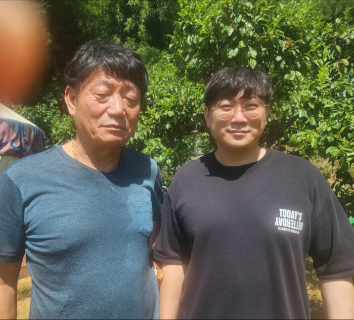 사천 자택에서 김평국 심판위원과 최우수복서 김정민(우측)