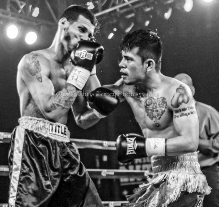 2015년 미국링에서 토레스와 타격전을 펼치는 김강용(우측)