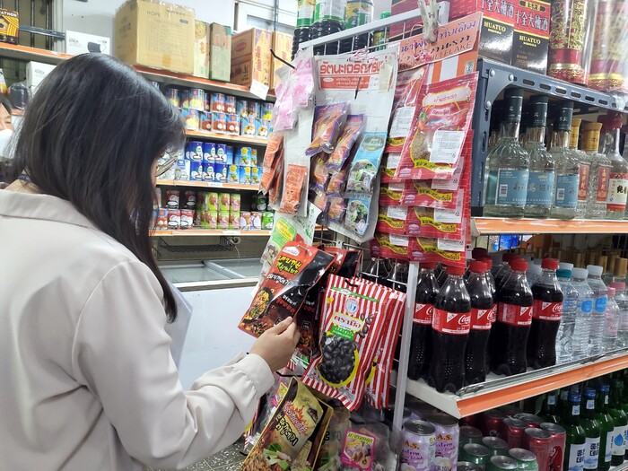 외국 식료품 판매업소 점검 모습.(사진=창원시)
