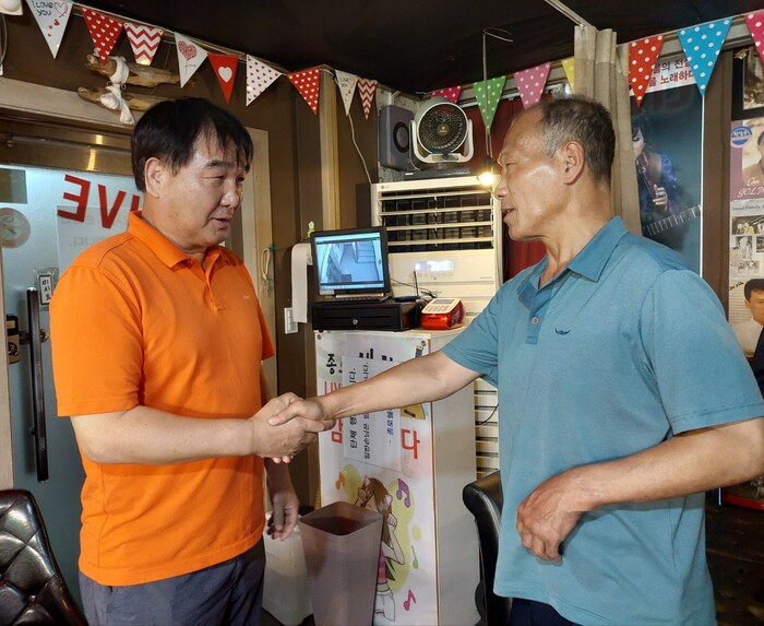 백병원 진료 협력팀장 이해정과 백인철 챔프(우측)