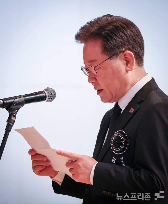 이재명 더불어민주당 대표가 고 김대중 전 대통령 서거 14주년 행사에서 추도사를 낭독하고 있다.(사진=이재명  대표 페이스북)