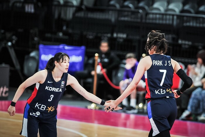 하이파이브 하는 강이슬(좌)과 박지수(우). 사진 FIBA