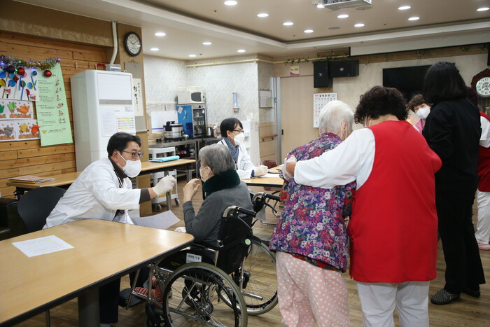 홍태용 시장이 지난해 12월 한 요양병원에서 방문진료를 하고 있다. (사진=김해시)
