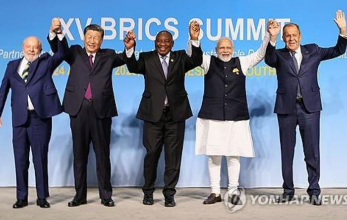 24일(현지시간) 남아공에서 개최되고 브릭스  정상회의에서 중국 시진핑 주석 등 5개국 정상들이 기념촬영을 하고 있다.(사진=연합뉴스)