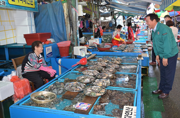 박완수 경남지사가 지난 25일 오후 일본 후쿠시마 방류 개시에 따라 수산물 소비 위축으로 어려움을 겪고 있는 상인들을 격려하기 위해 마산 어시장을 방문해 상인들과 대화를 나누고 있다. (사진=경남도)