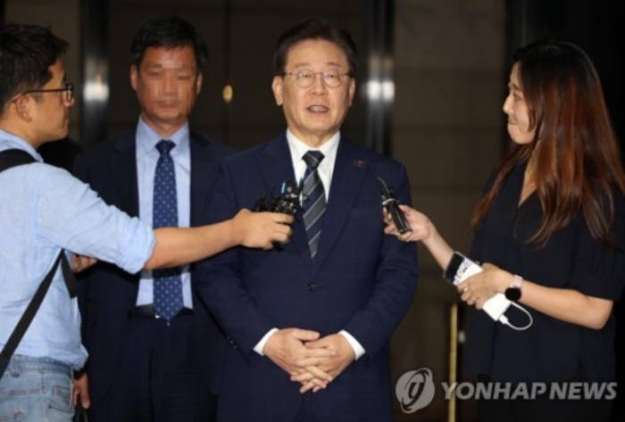 더불어민주당 이재명 대표가 백현동 특혜개발 의혹과 관련해 피의자 신분으로 조사를 마치고 지난 18일 오전 서울 서초동 서울중앙지검을 나서며 발언하고 있다.(사진=연합뉴스)