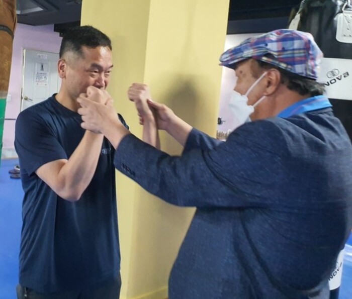 홍수환 챔프에게 지도받는 조흥전 관장(우측)