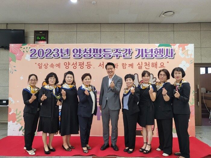 인천 서구 양성평등 주간 기념행사를 마친 뒤 지역 여성단체 회장들과 강범석 서구청장이 기념촬영하고 있다.