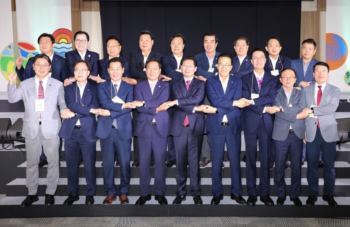 박우량 신안군수(오른쪽에서 세번째)가 인천 송도에서 개최된 '대한민국 지방정부 기후적응 선언식'에 참석했다.(사진=신안군)