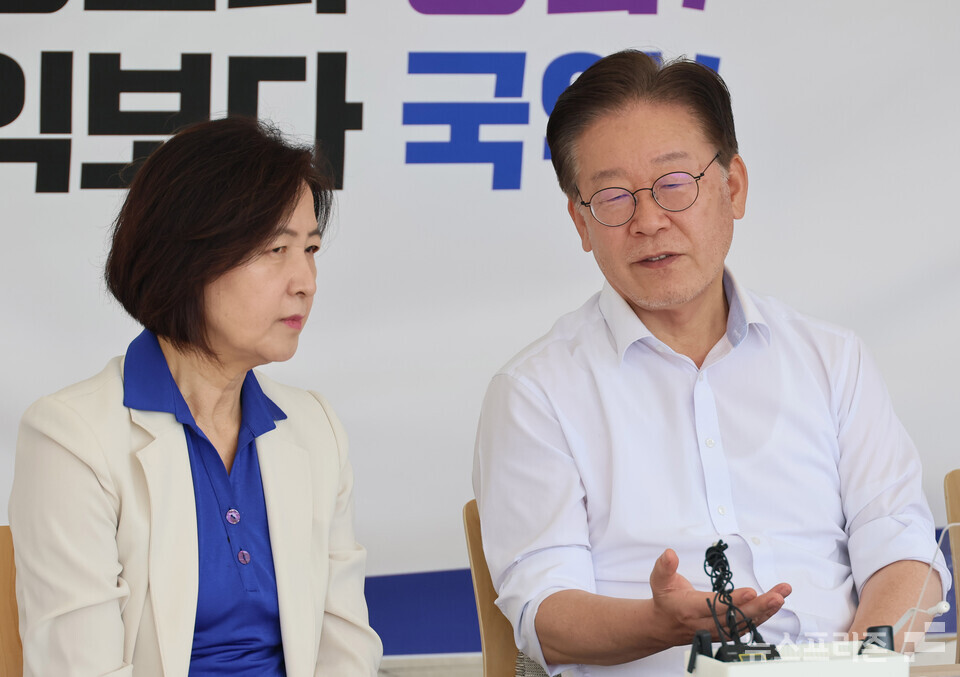 더불어민주당 이재명 대표가 3일 오후 국회 단식농성장을 방문한 추미애 전 법무부 장관과 대화하고 있다. (사진=연합뉴스)