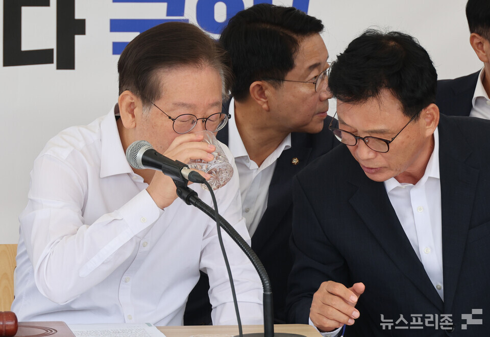 더불어민주당 이재명 대표과 박광온 원내대표가  4일 국회 앞 단식투쟁 천막에서 열린 최고위원회의에서 대화하고 있다. (사진=연합뉴스)