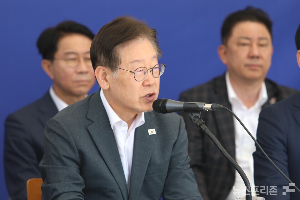 이재명 더불어민주당 대표가 6일 서울 여의도 국회 본청 앞 단식농성장에서 열린 최고위원회의에서 발언하고 있다. (사진=김정현 기자)