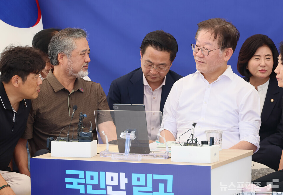 이정민 10.29 이태원참사 유가족협의회 운영위원장과 유가족들이 6일 국회 본청 앞에서 7일째 단식 중인 더불어민주당 이재명 대표를 위로 방문, 대화하고 있다. (사진=연합뉴스)